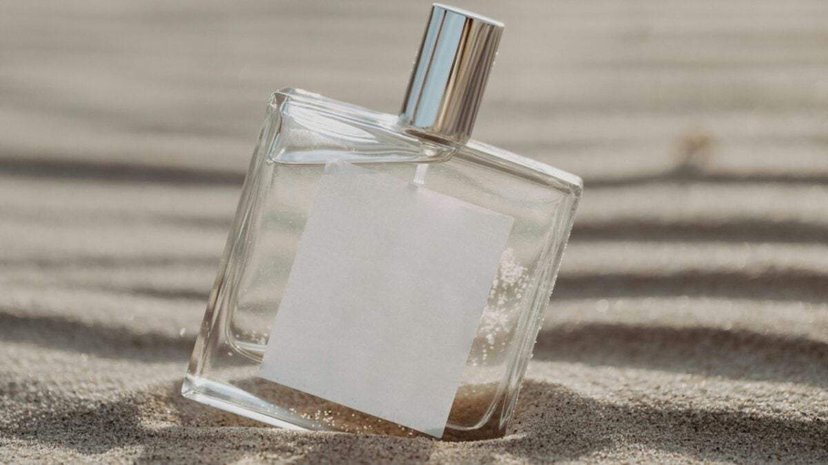 Profumi e raggi UV: Tutto quello che devi sapere prima di indossare il profumo in spiaggia
