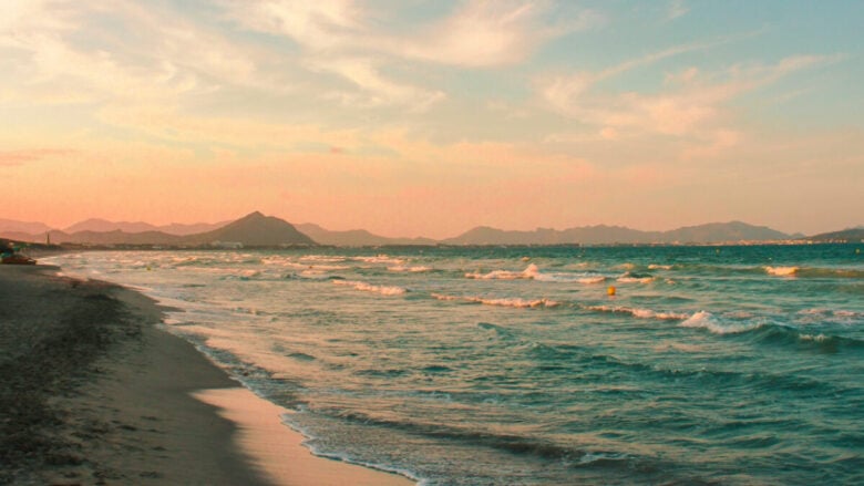 Le spiagge bianche della Spagna che sembrano veri angoli di paradiso