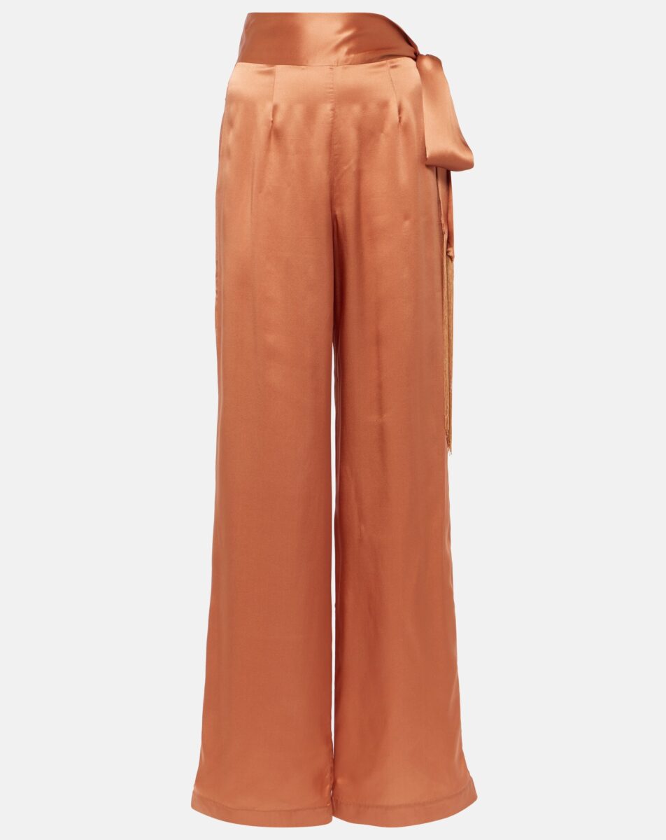 Pantaloni in satin, il pezzo comodo e chic da indossare fino all’autunno