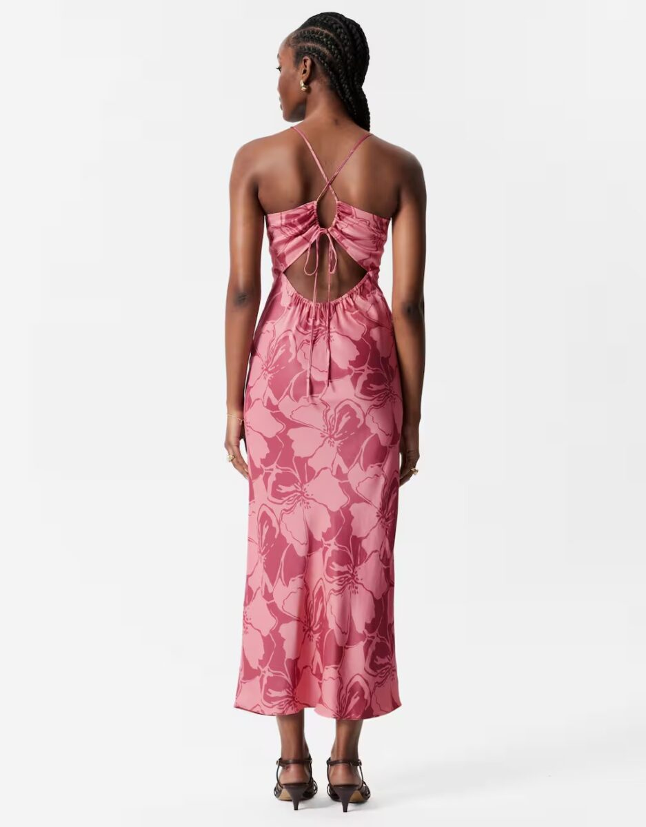 Per dei look di fine estate super cute, punta su questi Abiti con schiena scoperta