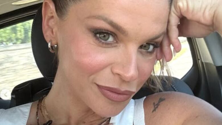 Alessandra Amoroso, in un total white Look per l’ultima tappa del suo tour estivo (prima di ricevere la proposta di matrimonio)!