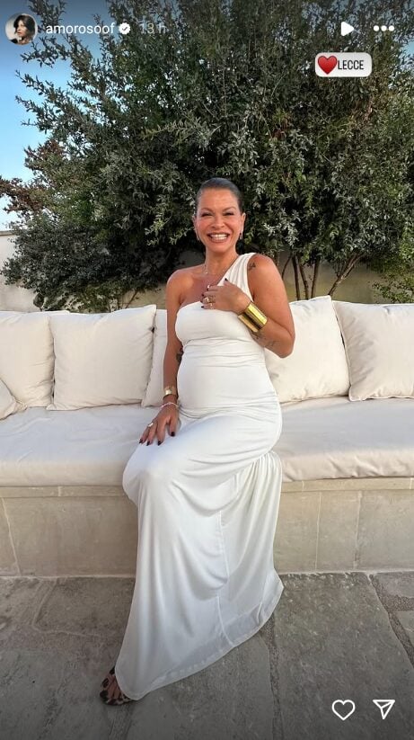Alessandra Amoroso, in un total white Look per l’ultima tappa del suo tour estivo (prima di ricevere la proposta di matrimonio)!