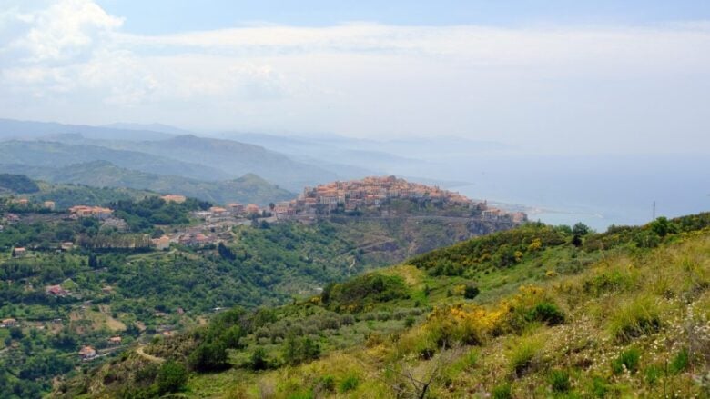 Scorci antichi e vista sul mare: il borgo siciliano che incanta in estate