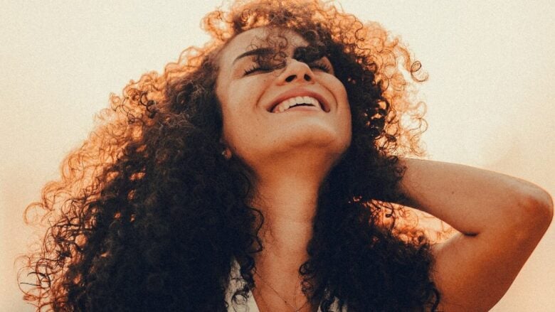 Capelli ricci: i prodotti must dell’estate per rinfrescare, idratare e modellare la chioma