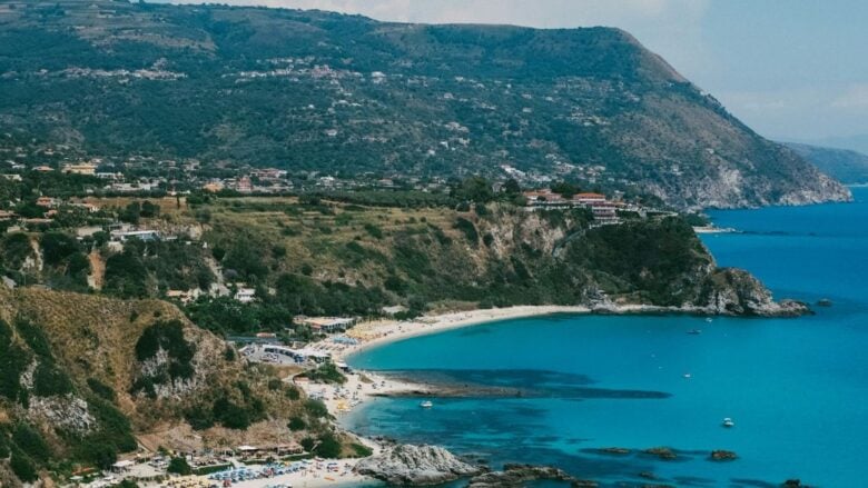 La chiamano la costa degli dei: le spiagge e le grotte più belle in questo tratto di Calabria