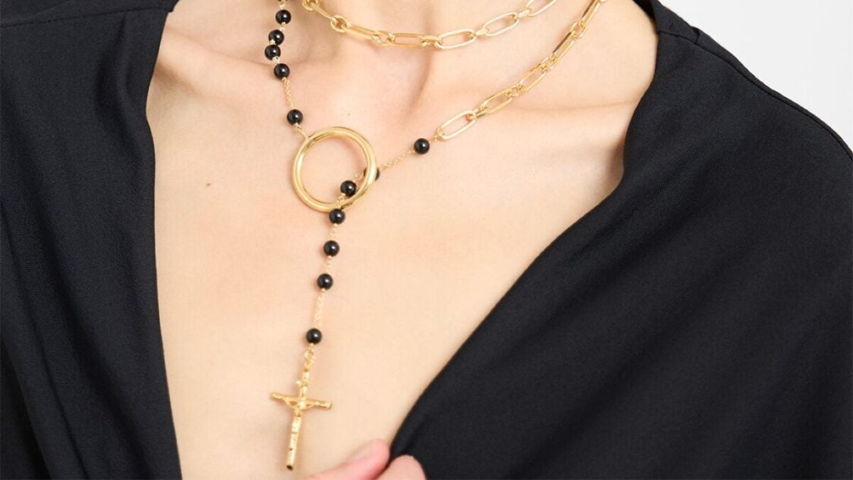 Collane con ciondoli a croce, la tendenza anni 80 che spopola tra le it girl