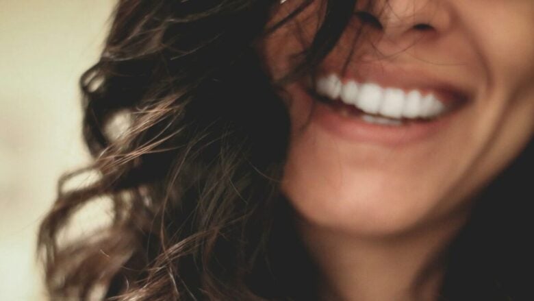 Sorriso d’estate: i consigli per mantenere i denti in salute e splendenti anche in vacanza