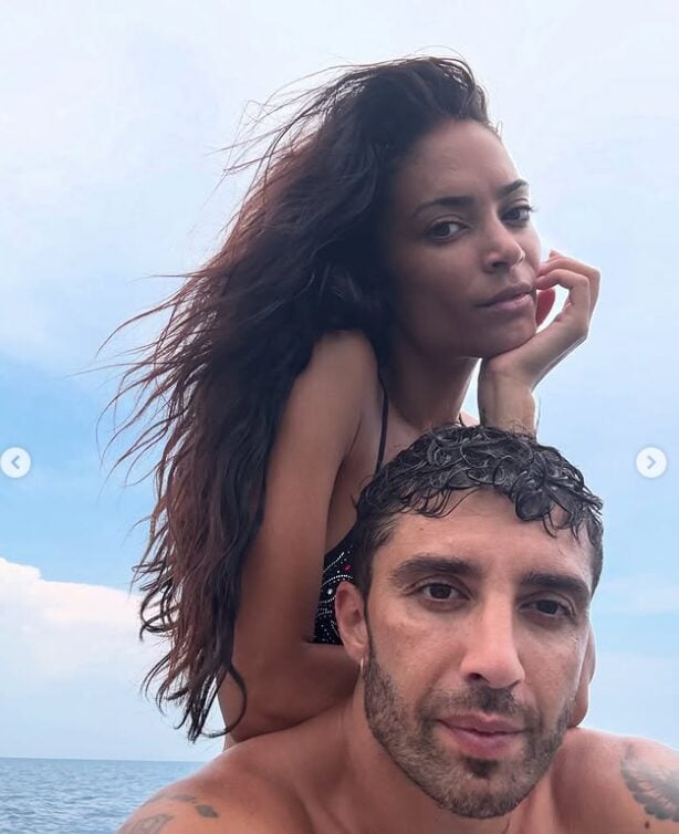 Elodie, per quest’estate punta sull’effetto ‘acqua e sapone’: no make up e waves morbide e naturali FOTO