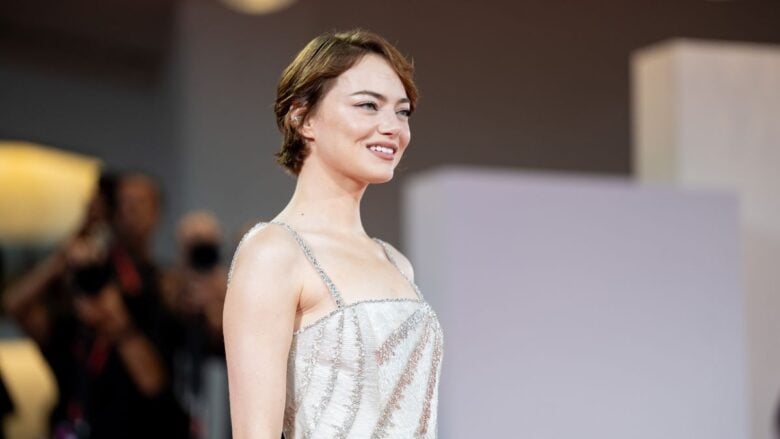 Venezia 2025, Emma Stone brilla sul red carpet con il suo total Look silver firmato Louis Vuitton