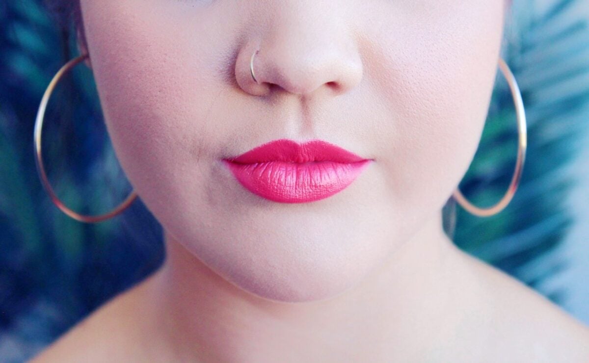Rossetto fucsia: il colore dell’estate che illumina ogni incarnato (basta scegliere la tonalità giusta)!
