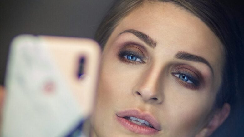 Bronturing: la nuova tecnica make up che scolpisce e ringiovanisce