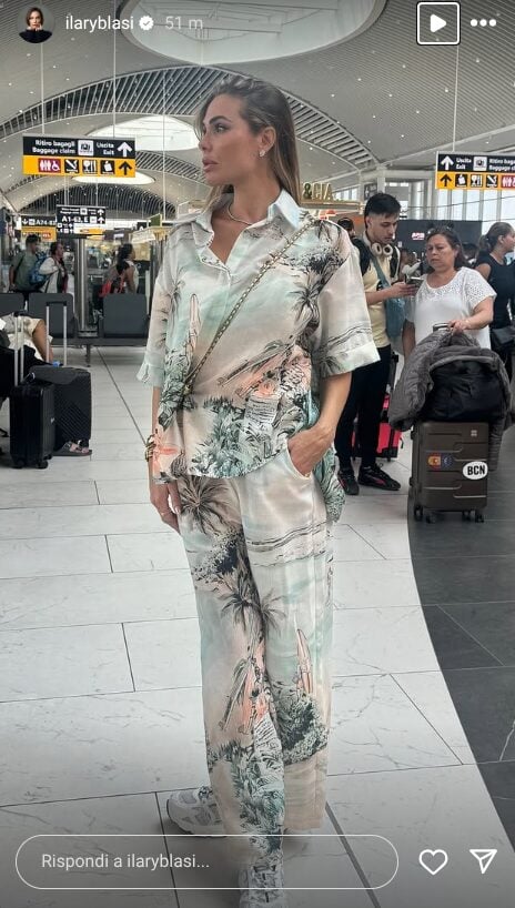 Ilary Blasi, anche in viaggio non rinuncia allo stile più trendy e glamour con il coordinato in seta: che chic! Ilary Blasi, anche in viaggio non rinuncia allo stile più trendy e glamour con il coordinato in seta: che chic!