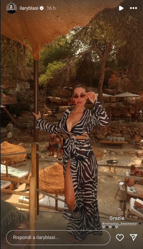 Ilary Blasi, per la sua vacanza ad Ibiza sceglie il Look animalier: trendy e glamour per la spiaggia!
