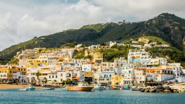 La spiaggia più bella di Ischia è in questo borgo, raffinato e minimalista