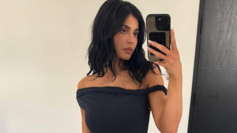 Kylie Jenner sfoggia una tuta sexy-chic che di sicuro diventerà il must di stagione!