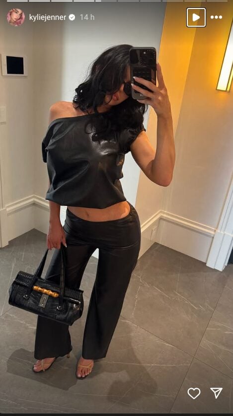 Kylie Jenner, anche in estate non rinuncia al total black: scopri qui il suo Look glamour! Kylie Jenner, anche in estate non rinuncia al total black: scopri qui il suo Look glamour!