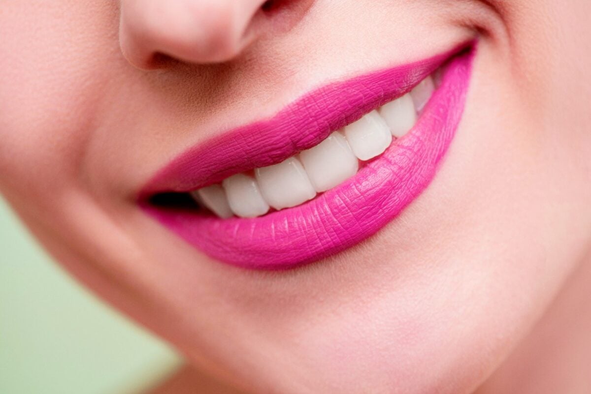 Rossetto fucsia: il colore dell’estate che illumina ogni incarnato (basta scegliere la tonalità giusta)!