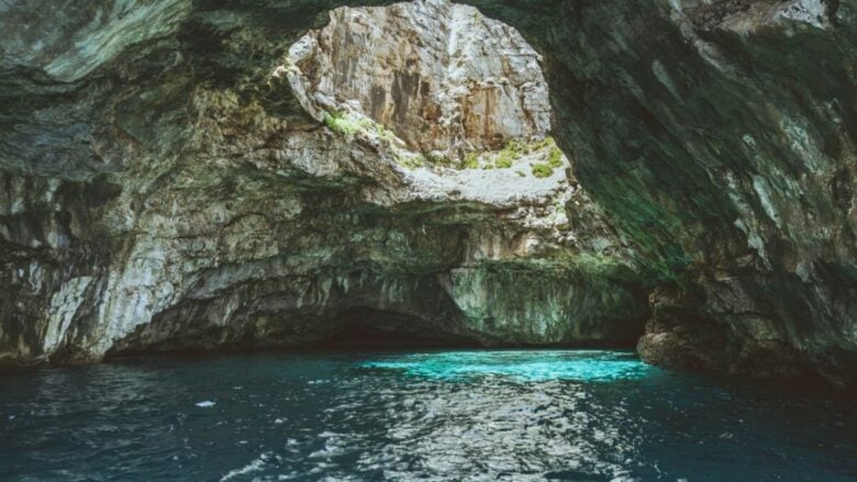 In questa piccola Isola delle Egadi il tempo si è fermato: natura selvaggia, pace e mare cristallino