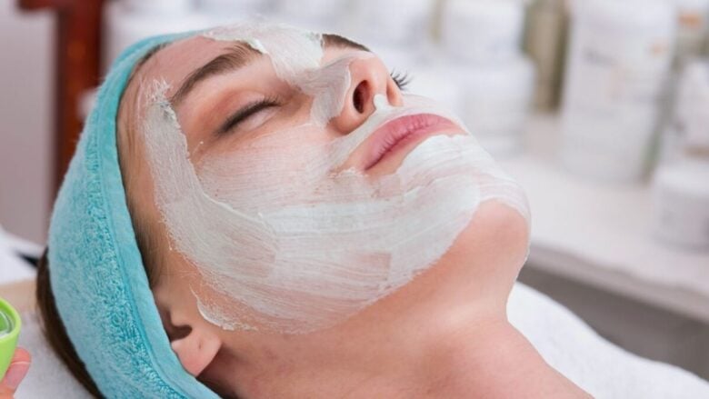 7 maschere viso defaticanti, leviganti e rivitalizzanti per rigenerare la pelle dopo il sole