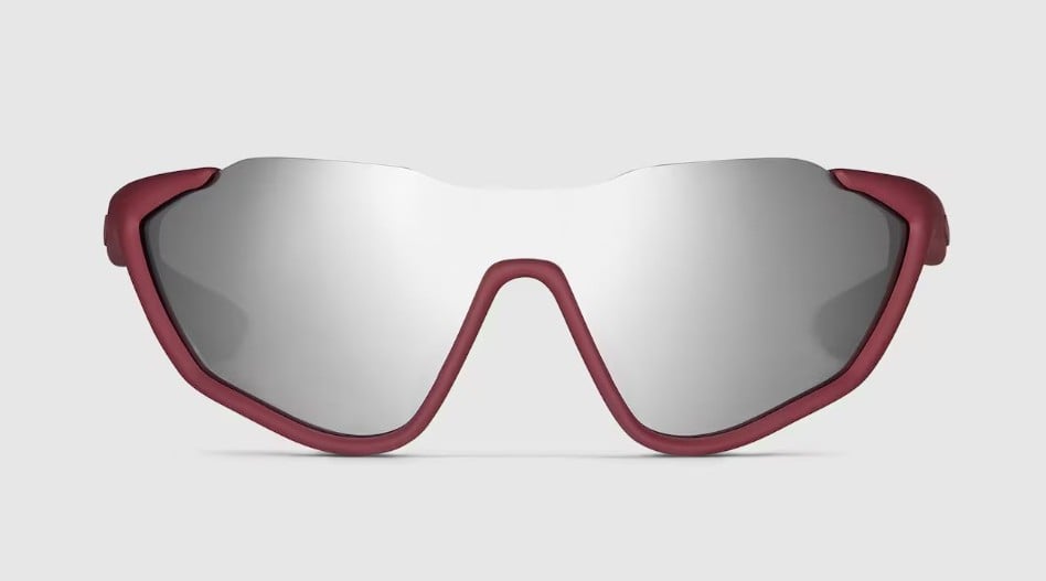 Gli Occhiali da sole a specchio argentati sono l’Accessorio must dell’Estate 2025