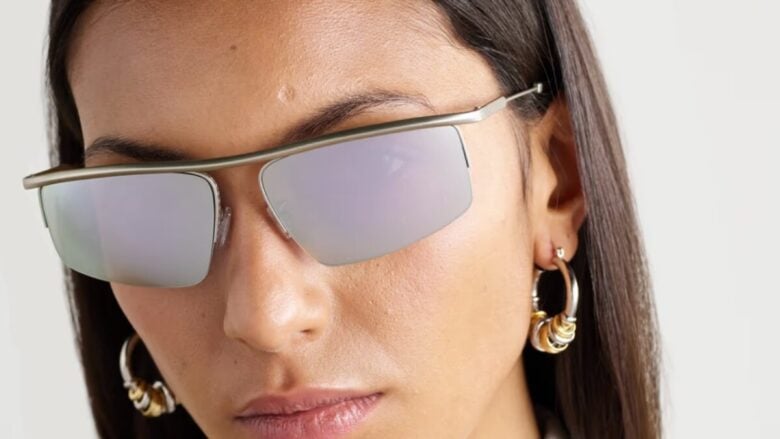 Gli Occhiali da sole a specchio argentati sono l’Accessorio must dell’Estate 2025