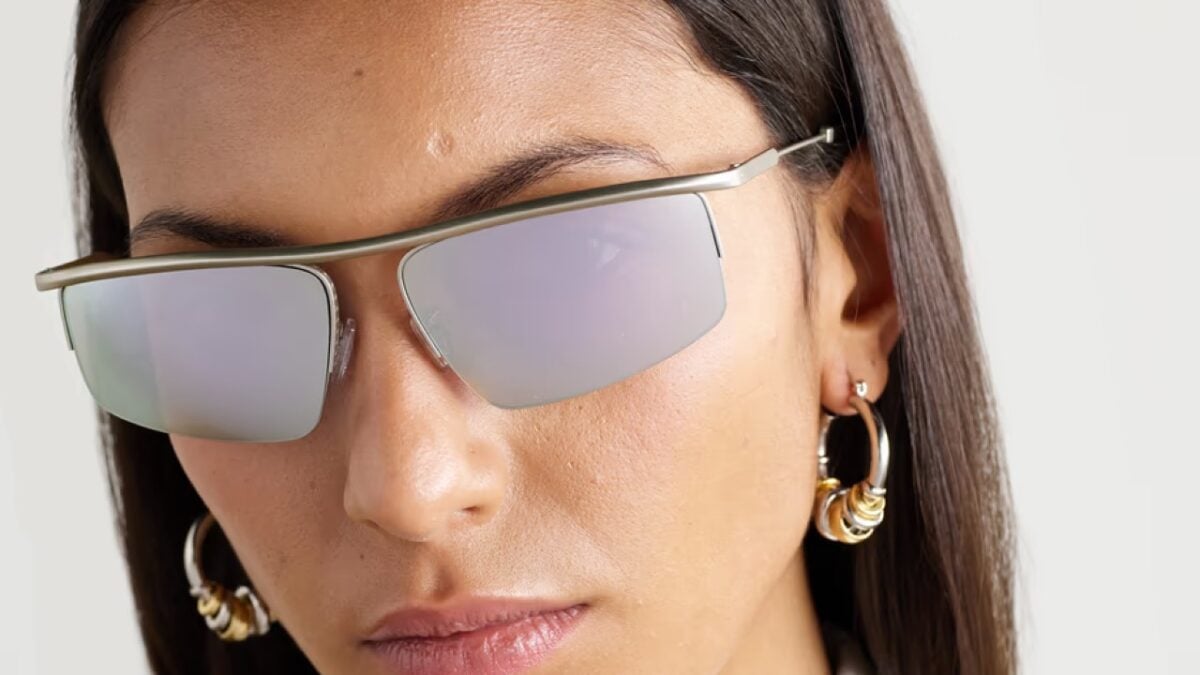 Gli Occhiali da sole a specchio argentati sono l’Accessorio must dell’Estate 2025
