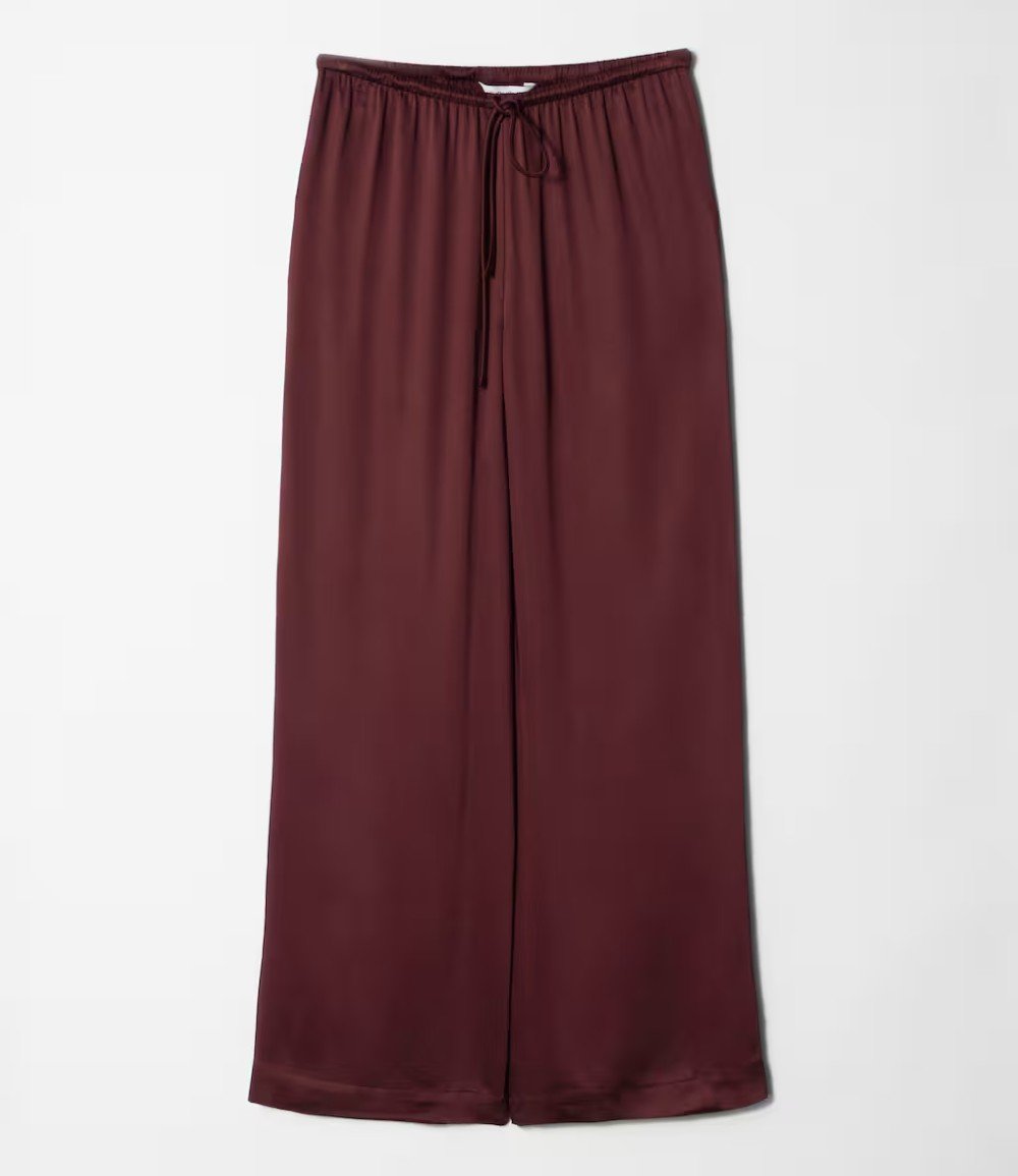 Pantaloni in satin, il pezzo comodo e chic da indossare fino all’autunno