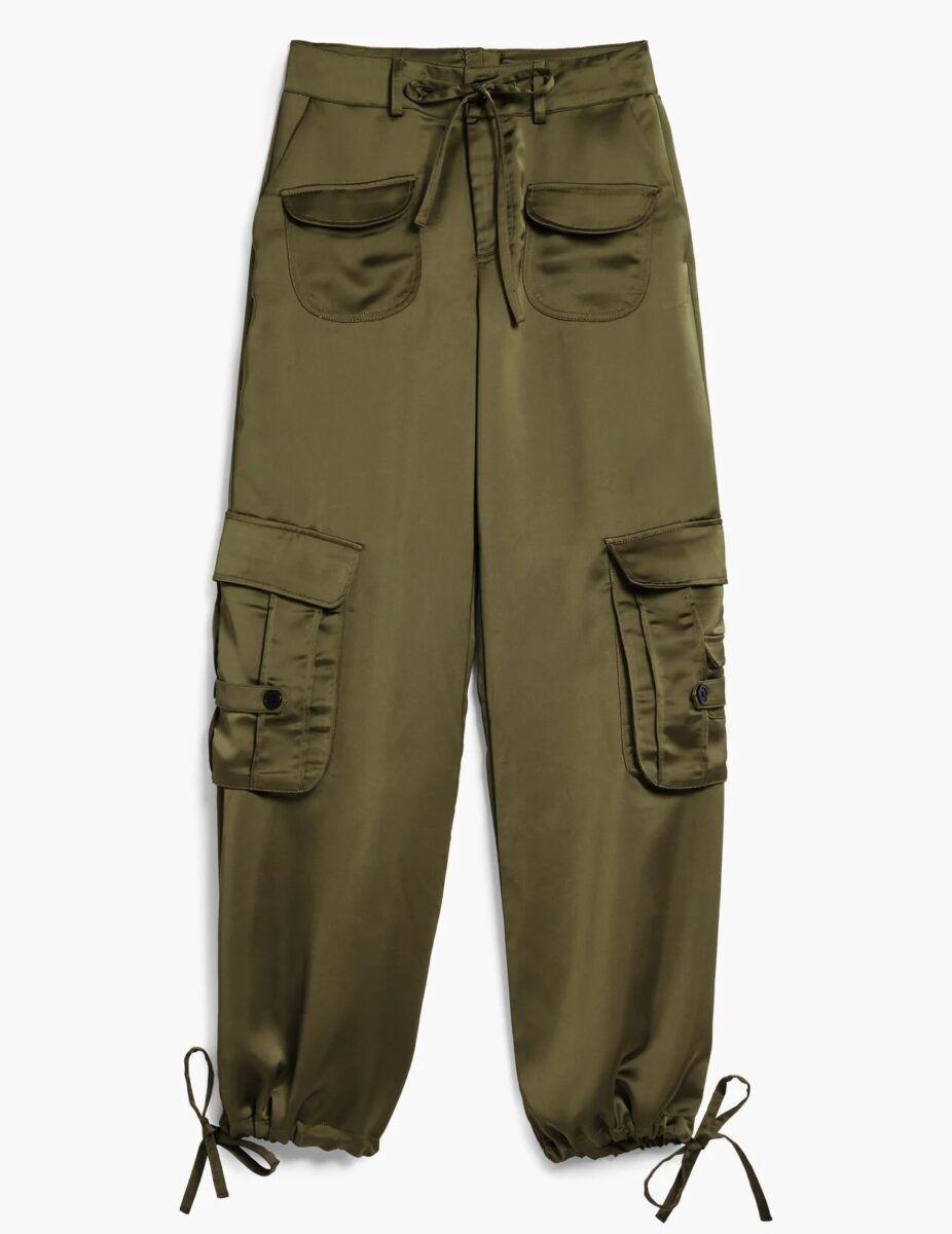 Pantaloni in satin, il pezzo comodo e chic da indossare fino all’autunno