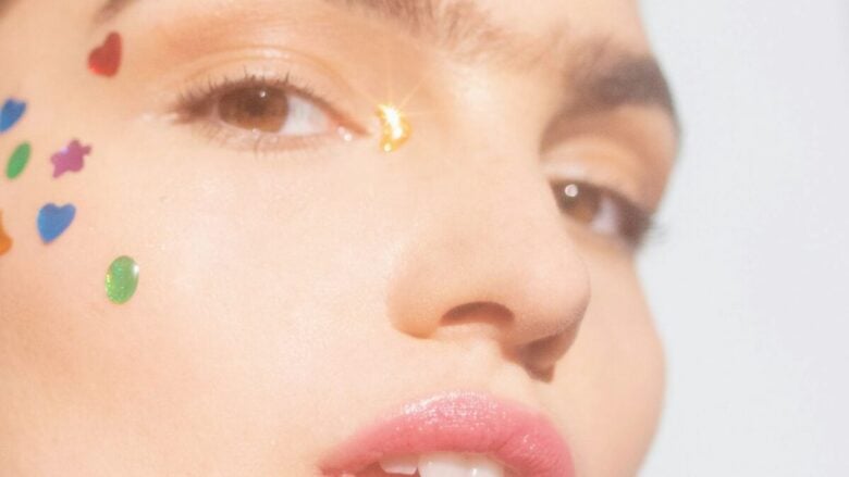 I patch brufoli diventano accessori: ecco come si trasforma la skin positivity