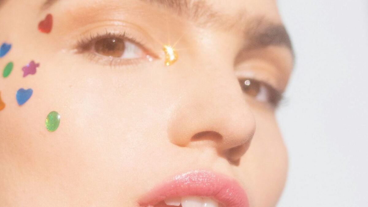 I patch brufoli diventano accessori: ecco come si trasforma la skin positivity