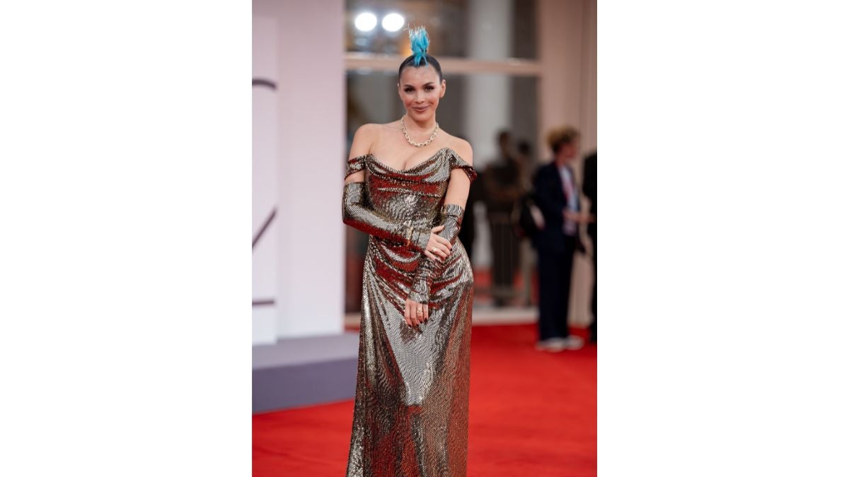 Venezia 2025, Rose Villain ruba la scena sul red carpet con il suo maxi abito di paillettes e un hair look da vera diva punk! Venezia 2025, Rose Villain ruba la scena sul red carpet con il suo maxi abito di paillettes e un hair look da vera diva punk!