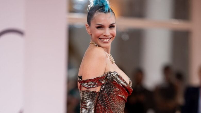 Venezia 2025, Rose Villain ruba la scena sul red carpet con il suo maxi abito di paillettes e un hair look da vera diva punk!