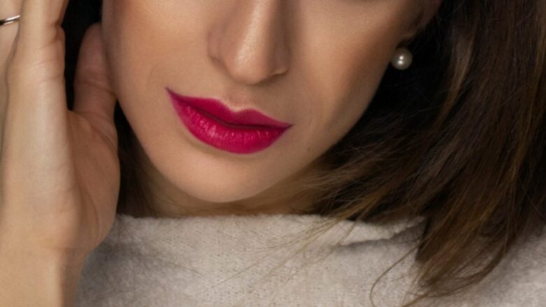 Rossetto fucsia: il colore dell’estate che illumina ogni incarnato (basta scegliere la tonalità giusta)!
