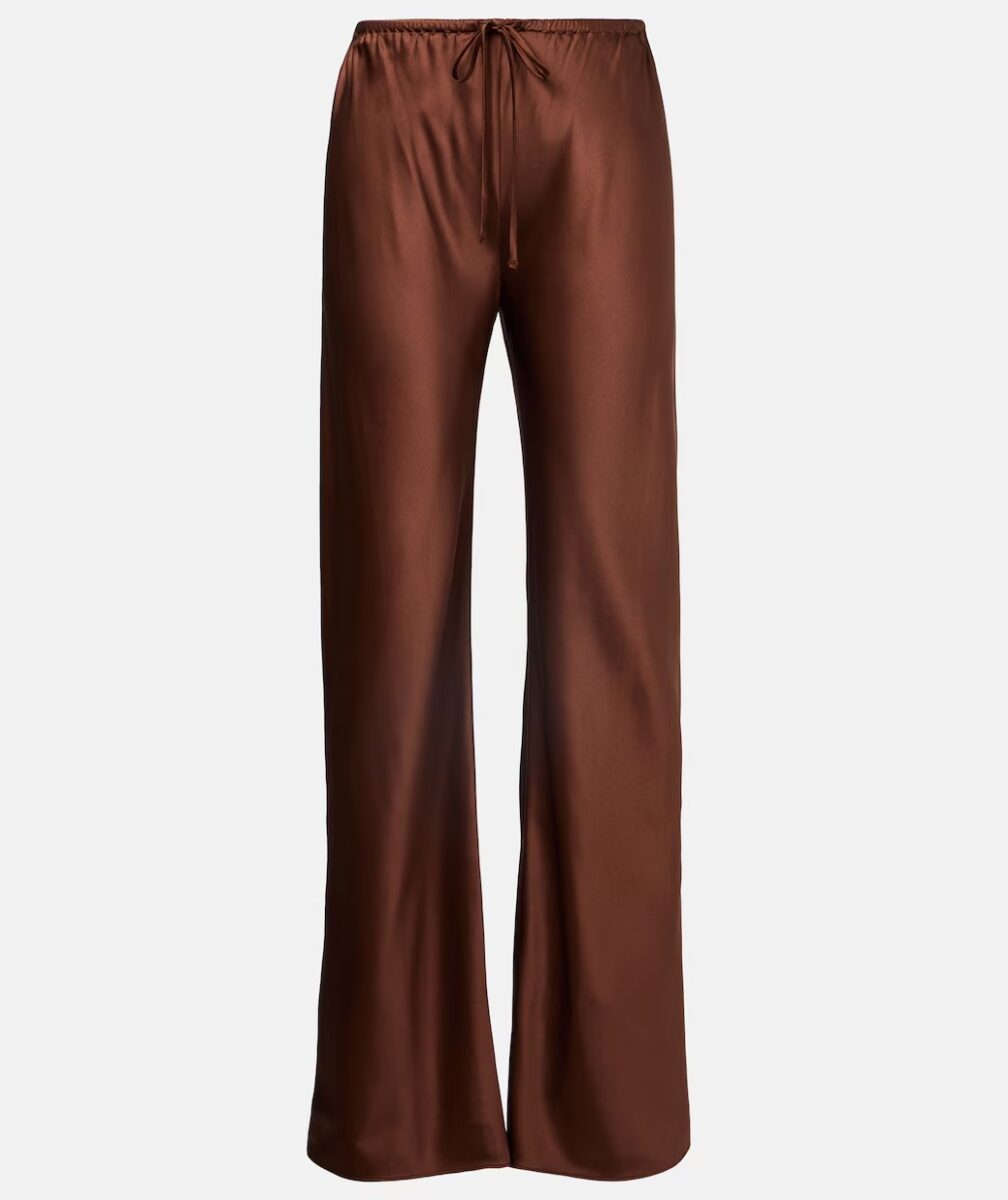 Pantaloni in satin, il pezzo comodo e chic da indossare fino all’autunno