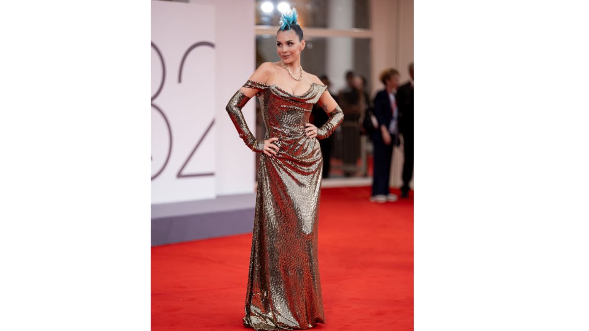 Venezia 2025, Rose Villain ruba la scena sul red carpet con il suo maxi abito di paillettes e un hair look da vera diva punk! Venezia 2025, Rose Villain ruba la scena sul red carpet con il suo maxi abito di paillettes e un hair look da vera diva punk!
