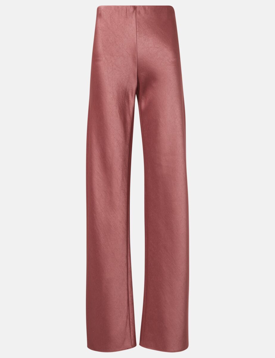 Pantaloni in satin, il pezzo comodo e chic da indossare fino all’autunno