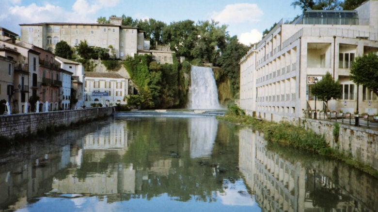 Un borgo laziale che lascia a bocca aperta: nel centro storico puoi ammirare una splendida Cascata