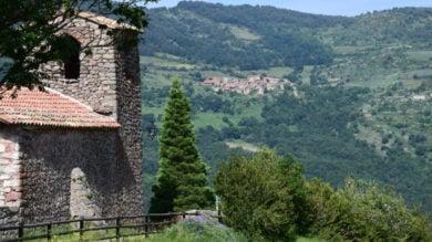 A un’ora da Roma, si trova un delizioso borgo arroccato su uno sperone di tufo