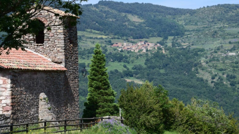 A un’ora da Roma, si trova un delizioso borgo arroccato su uno sperone di tufo