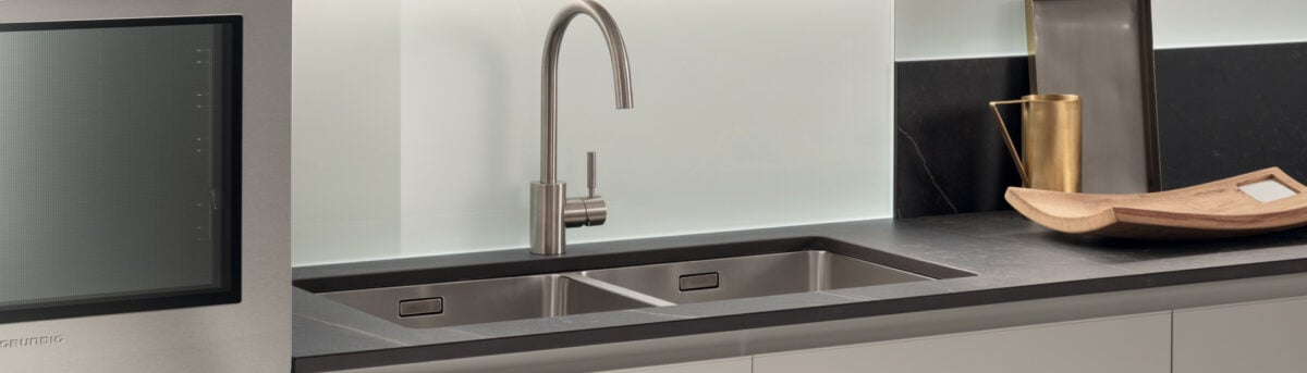 Trend arredo 2026: grigio antracite, pietra naturale e vetro fumé ridisegnano lo spazio della Cucina