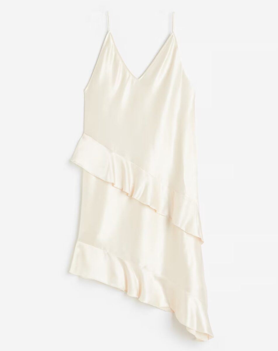 Lo Slip dress asimmetrico è il trend virale della nuova stagione