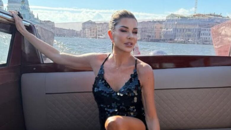 Venezia 2025, Alba Parietti brilla sul red carpet con l’abito in paillettes!