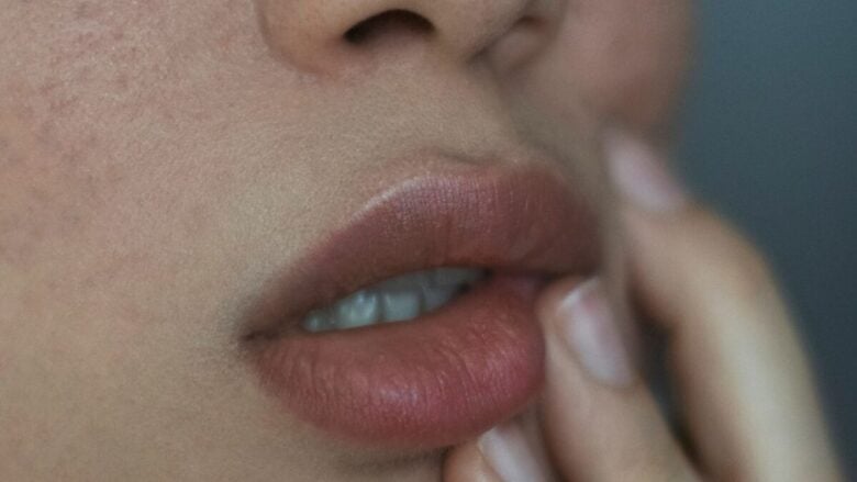 Il rossetto ora è sfumato: ecco come ricreare l’effetto labbra appena baciate