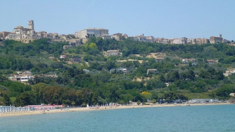Questa cittadina abruzzese vanta una vista mozzafiato: una meta unica da scoprire ora!