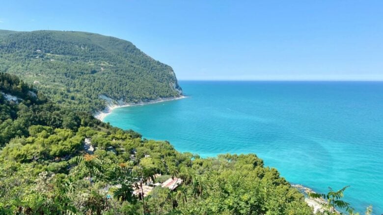 Un Borgo di mare unico sulla Riviera del Conero: mare cristallino e fascino senza tempo