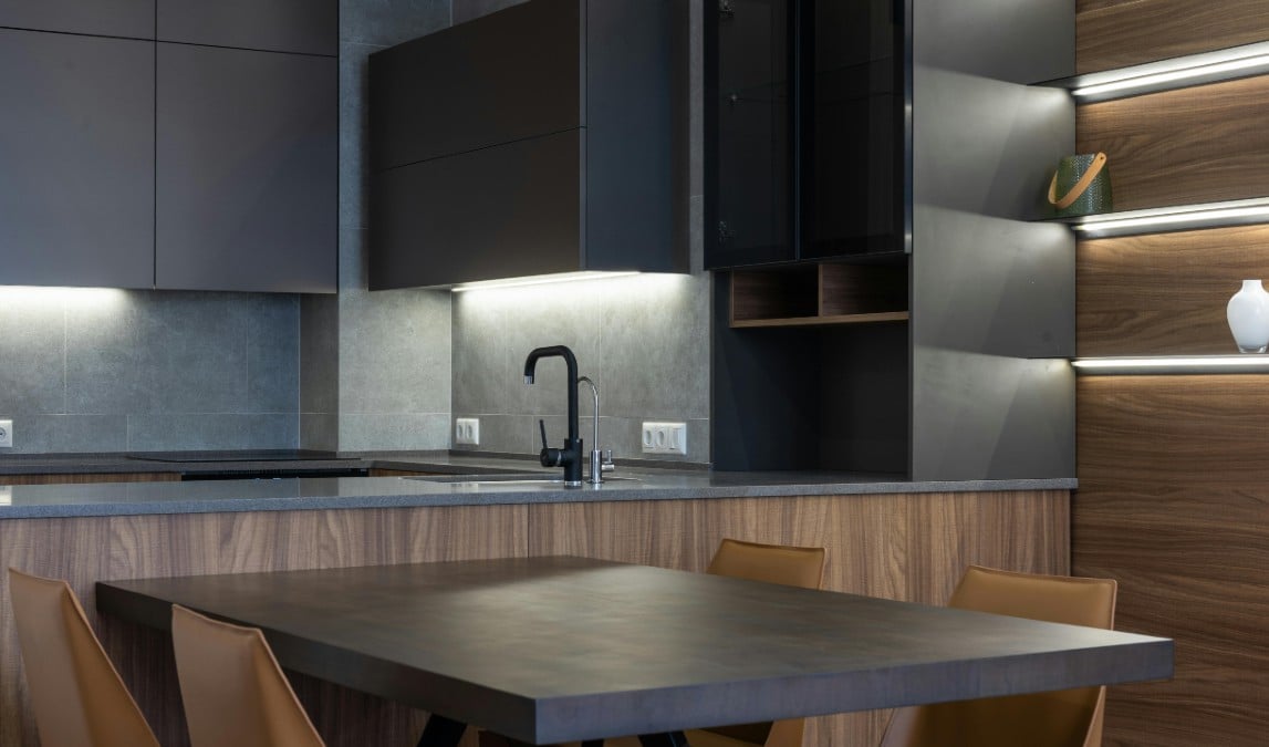 Trend arredo 2026: grigio antracite, pietra naturale e vetro fumé ridisegnano lo spazio della Cucina