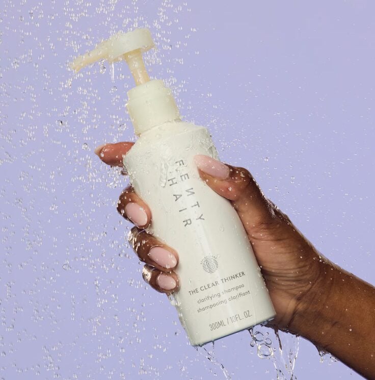 Caduta dei capelli in autunno: cause, rimedi e prodotti efficaci per rinforzare bulbi e cuoio capelluto