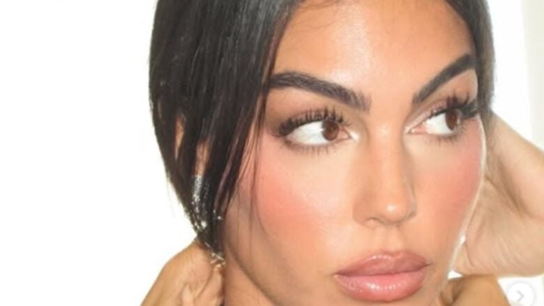 Venezia 2025, Georgina Rodriguez si conferma regina di eleganza sul red carpet con l’abito lungo in pizzo firmato Roberto Cavalli