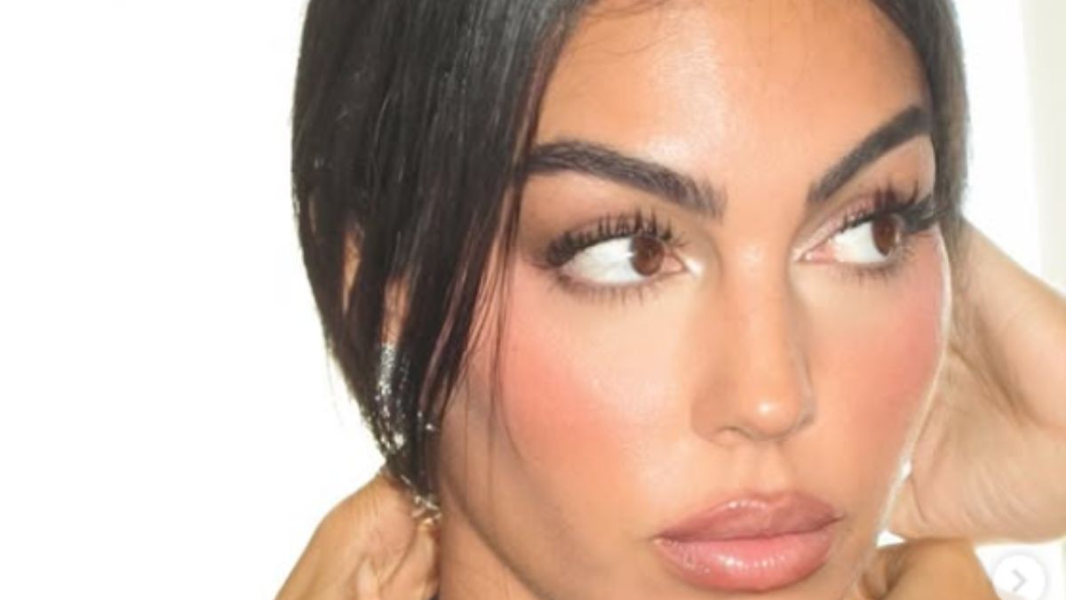 Venezia 2025, Georgina Rodriguez si conferma regina di eleganza sul red carpet con l’abito lungo in pizzo firmato Roberto Cavalli
