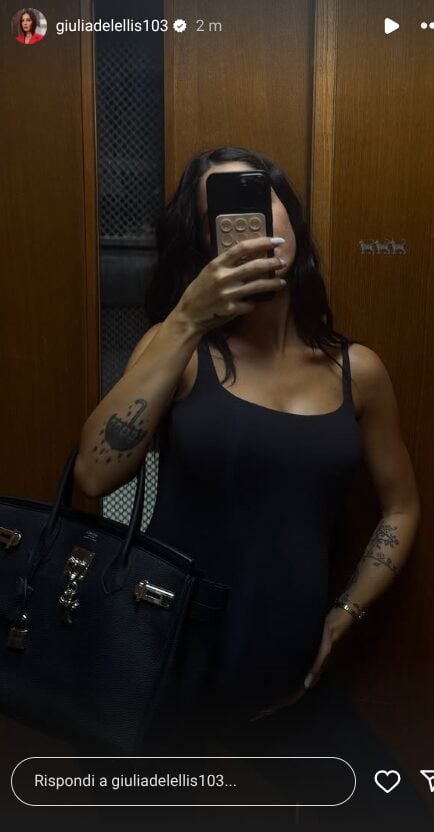 Giulia De Lellis, per il ‘back in town’ sceglie un Look sporty-chic con un tocco glamour! Giulia De Lellis, per il ‘back in town’ sceglie un Look sporty-chic con un tocco glamour!